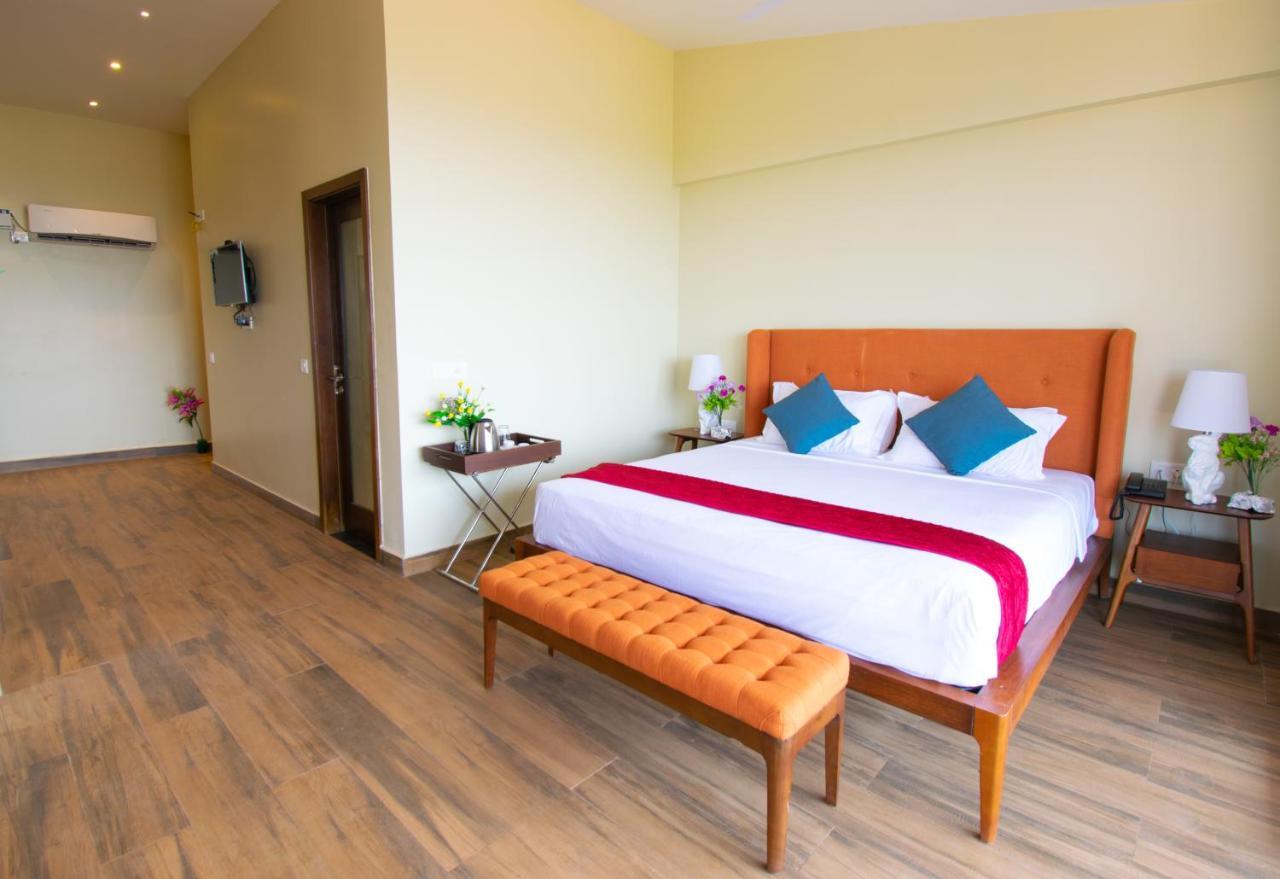 Hotel Octave Rococco Morjim Pernem Esterno foto
